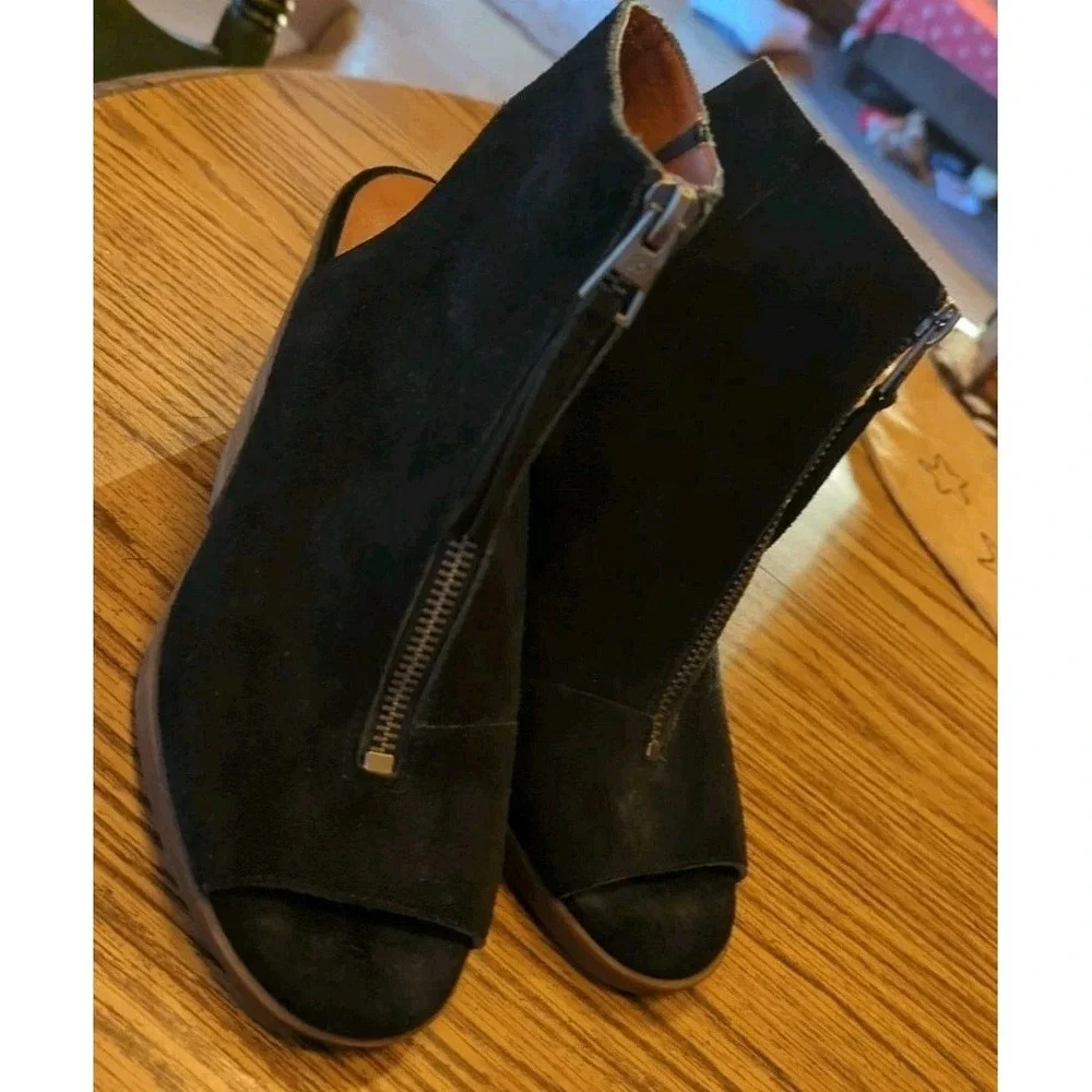 Lucky Brand Obaha Black Suede Leather‎ Peep Toe Front Zip Booties Size 7 M